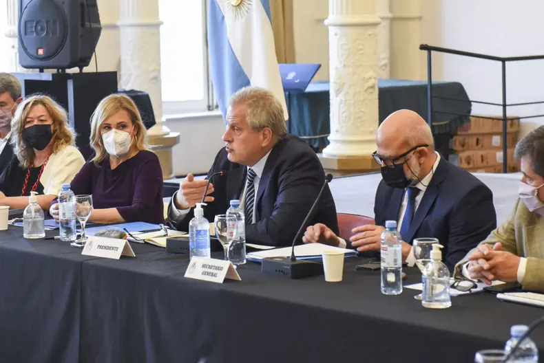 El ministro de Educación propuso elevar el salario mínimo hasta fines de diciembre.&nbsp;