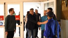 El dirigente visitó el establecimiento. El dirigente visitó el establecimiento.