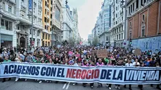 Los manifestantes exigieron el fin de los desahucios y la intervención del mercado de la vivienda.