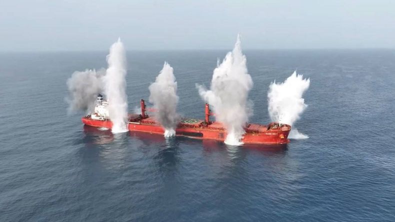 Impresionante video: rebeldes hutíes hundieron un buque griego en el Mar Rojo