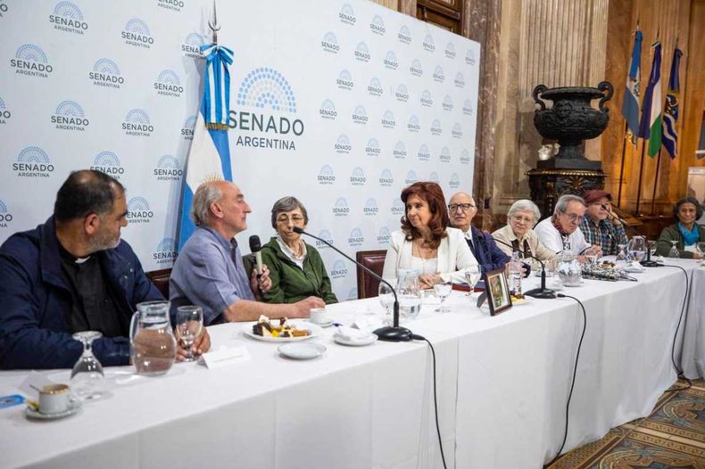 Cristina Kirchner reapareció en el Senado en un encuentro con curas.