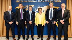 Luis Caputo con Kristalina Georgieva en la reunión de negociaciones entre Argentina y el FMI.&nbsp;