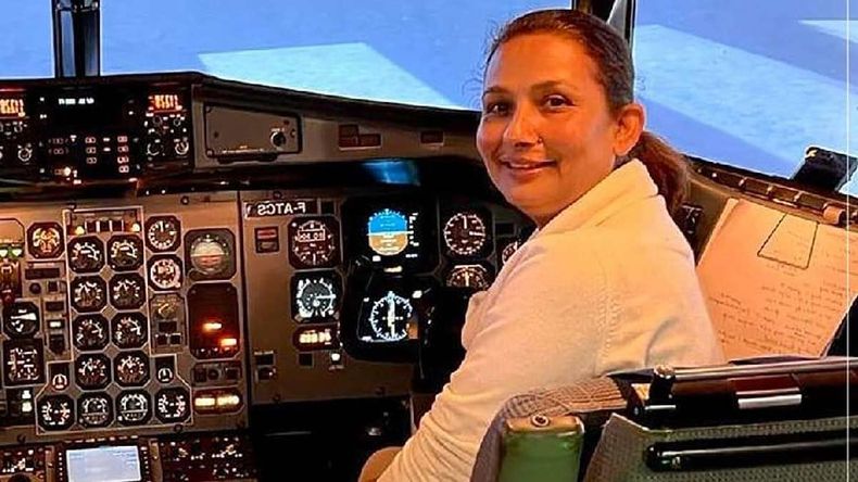 AnjuKhatiwada empezó a estudiar para ser piloto tras la muerte de su marido quien falleció en un accidente aéreo