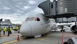 El avión cayó sobre su tren de aterrizaje mientras la tripulación se preparaba para iniciar el embarque de pasajeros. El avión cayó sobre su tren de aterrizaje mientras la tripulación se preparaba para iniciar el embarque de pasajeros.