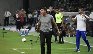 Battaglia vivió el partido con intensidad.
