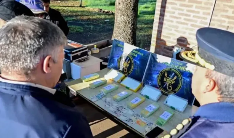 El cargamento hallado constaba de 8 kilos y 445 gramos de cocaína