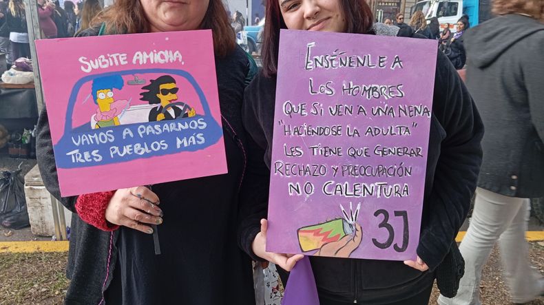 Gisela y su hija Kathrina en la plaza del Congreso.