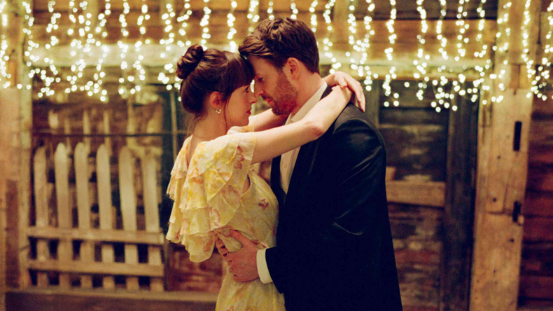 Dakota Johnson y Chris Evans interpretan a Lucy y John, una expareja con muchos tropezones, pero también, con lazos que todavía se sostienen en el tiempo. 
