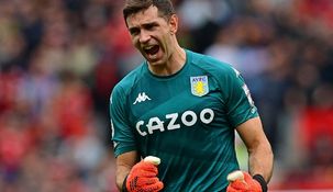 El Dibu Martínez fue la figura a pesar de la derrota del Aston Villa.