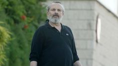 Miguel Bosé se puso tapabocas tras convocar a una marcha contra su uso Miguel Bosé se puso tapabocas tras convocar a una marcha contra su uso