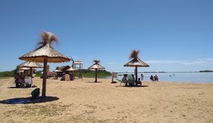 Esta hermosa playa es pública y tiene numerosos servicios.