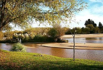 En Córdoba hay un hermoso pueblito acariciado por los ríos y abrazado por un paisaje serrano único.