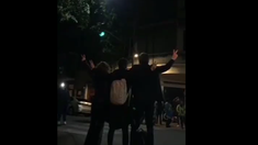 Video: cantantes líricos en la puerta de la casa de Cristina Kirchner Video: cantantes líricos en la puerta de la casa de Cristina Kirchner