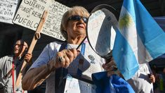 Los jubilados son uno de los grupos perjudicados por las políticas económicas de Javier Milei.