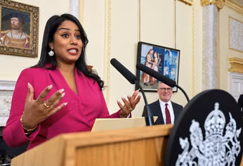 Uma Kumaran, ministra para Territorios de Ultramar del Reino Unido.