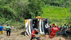 Al menos 17 muertos y 30 heridos después de que un colectivo cayera a un precipicio en Brasil. Al menos 17 muertos y 30 heridos después de que un colectivo cayera a un precipicio en Brasil.