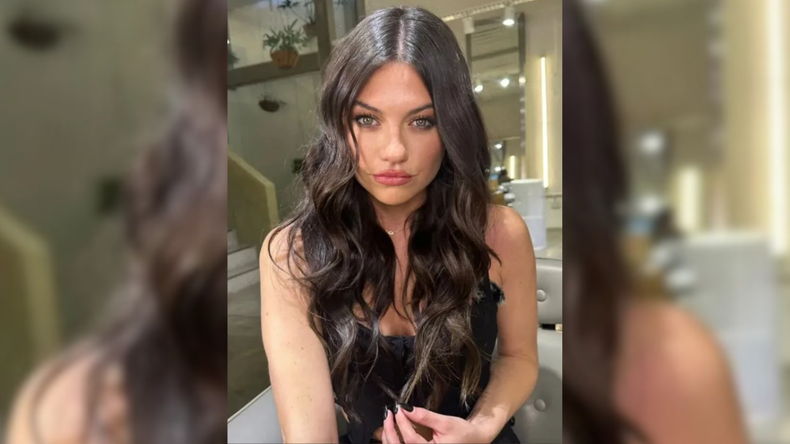 El nuevo estilo de la modelo combina corte y color, con un tono oscuro que se suma a las tendencias actuales de moda capilar.