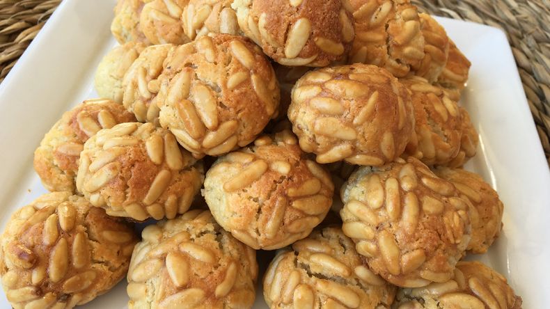 La dulce tradición de dulces y religiosa que se realiza para conmemorar el día de Todos los Santos.