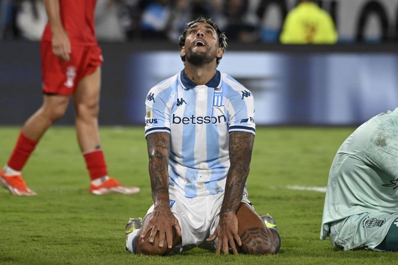 El delantero Adrián Balboa, que llegó este año, se lamenta por la derrota con Huracán.