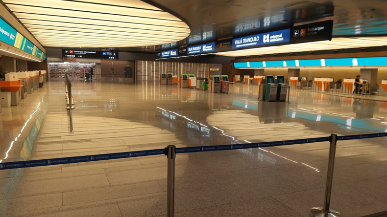 Cada vez menos argentinos pueden viajar al exterior por la crisis económica.