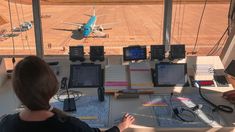 Controladores aéreos analizan medidas extremas si no hay acuerdo por el aumento salarial. Controladores aéreos analizan medidas extremas si no hay acuerdo por el aumento salarial.