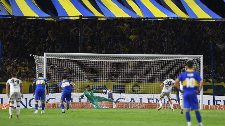 Chiquito Romero tapó el penal de Castelli.