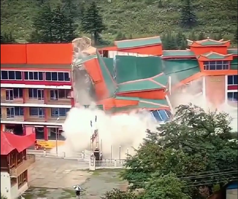 Tras intensas lluvias monzónicas se derrumbó un hotel en Pakistán.