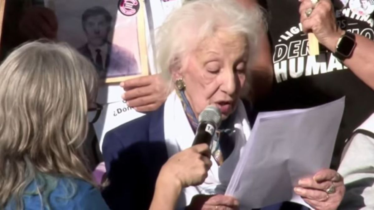 Así fue el documento que se leyó en Plaza de Mayo por los 50 años del golpe militar: 