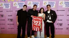 María Becerra con los jugadores del Atlético de Madrid. María Becerra con los jugadores del Atlético de Madrid.