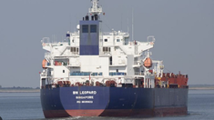 El buque BW Leopard espera frente a las costas de Montevideo la autorización de Chevron para descargar el gasoil en Buenos Aires.