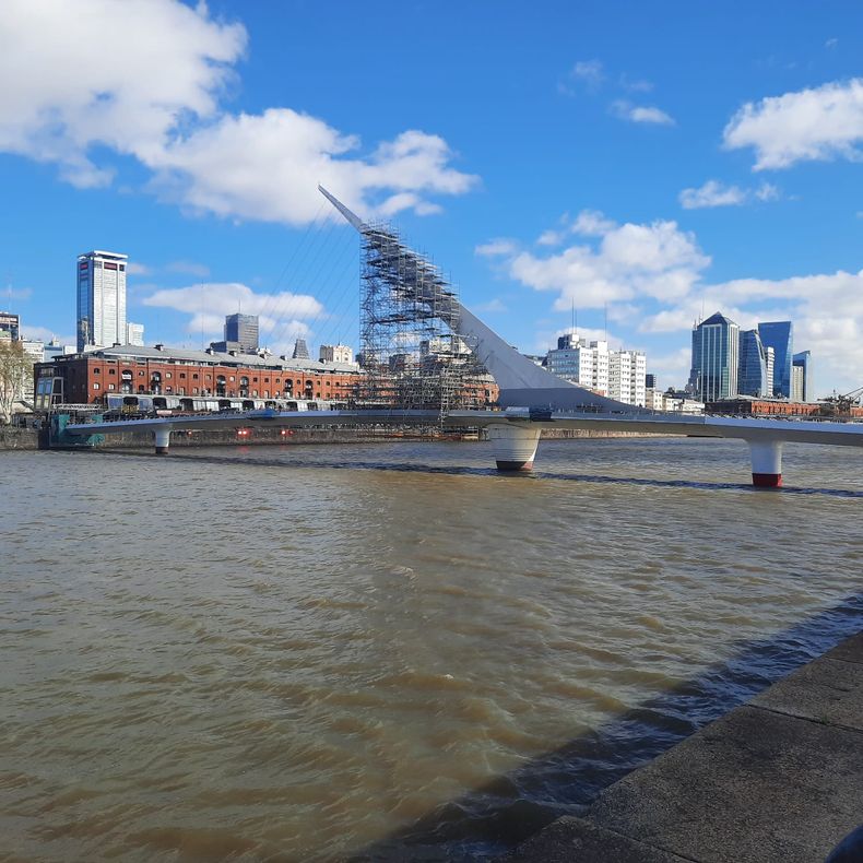Para remodelar el puente se utilizaron andamios tipo carro rodeando la estructura.