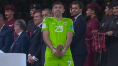 Las manos con la copa y el premio en sus genitales del arquero argentino. Las manos con la copa y el premio en sus genitales del arquero argentino.