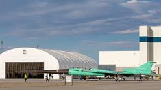 El avión supersónico en la base de la NASA.