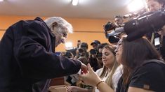 Pepe Mujica votó en una escuela del barrio El Cerro, cerca de su casa. Pepe Mujica votó en una escuela del barrio El Cerro, cerca de su casa.