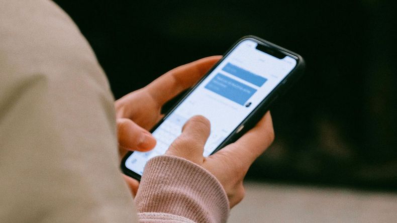 Si se busca una conexión humana más significativa, lo ideal es llamar a un amigo en lugar de enviarle un mensaje de texto o un correo electrónico. 