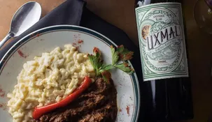 Este bodegón le rinde un verdadero homenaje a la gastronomía tradicional argentina y alemana.