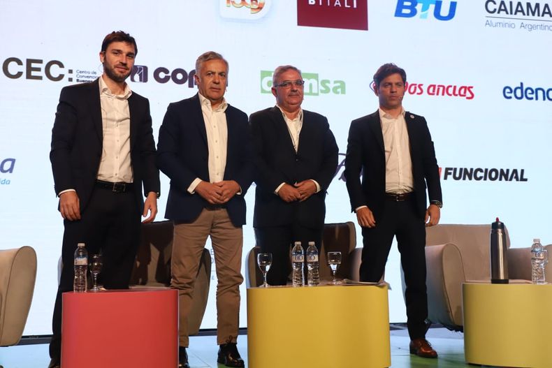 Torres y Kicillof, junto a Alfredo Cornejo y Raúl Jalil, durante la 29° Conferencia de la Unión Industrial Argentina (UIA) en noviembre pasado.