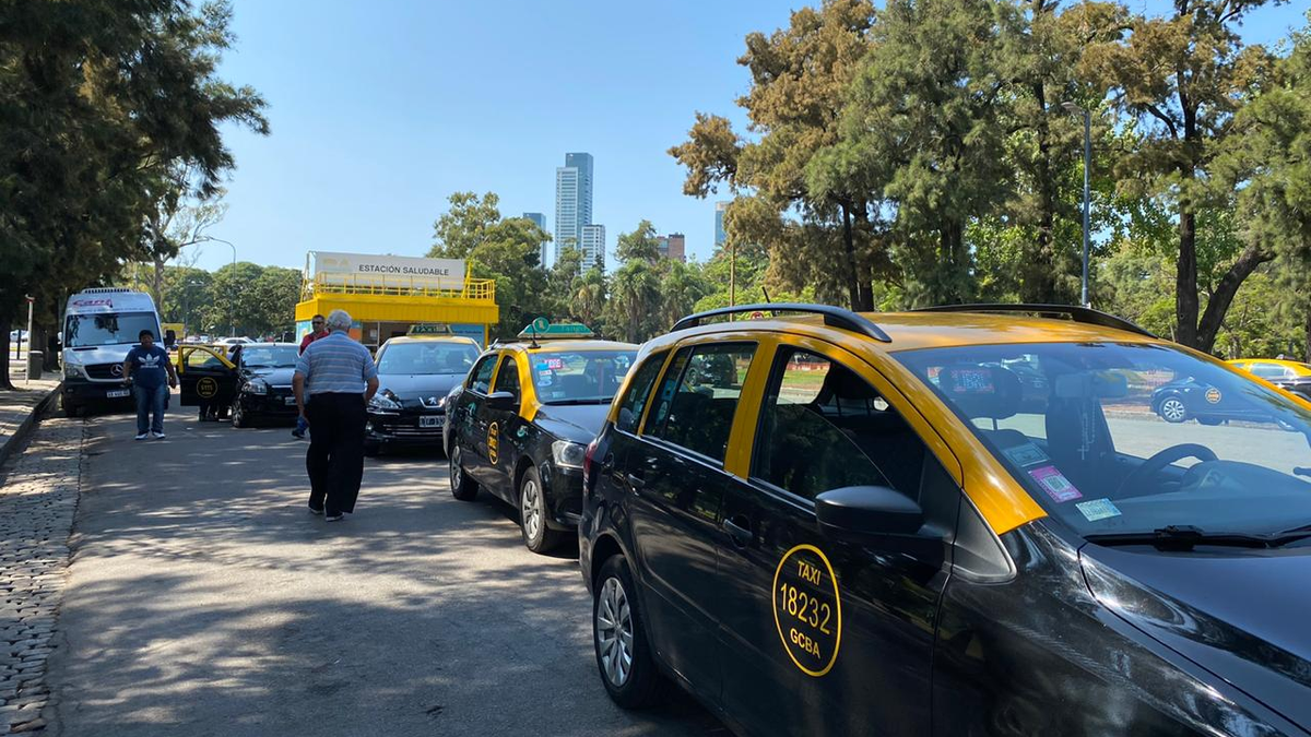 La crisis de los taxis porteños: un oficio que se resiste a su ocaso