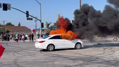 Las protestas se centraron en Paramount y Compton, donde un auto fue incendiado. Las protestas se centraron en Paramount y Compton, donde un auto fue incendiado.