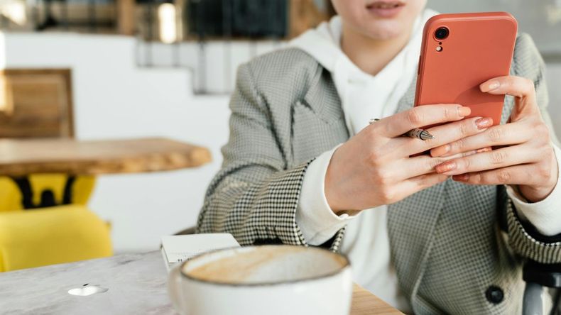 Cuando no se puede conectar directamente a la red social, se tiene la opción de conectarte a través de un servidor proxy configurado por voluntarios y organizaciones dedicadas a facilitar la comunicación libre y segura.  