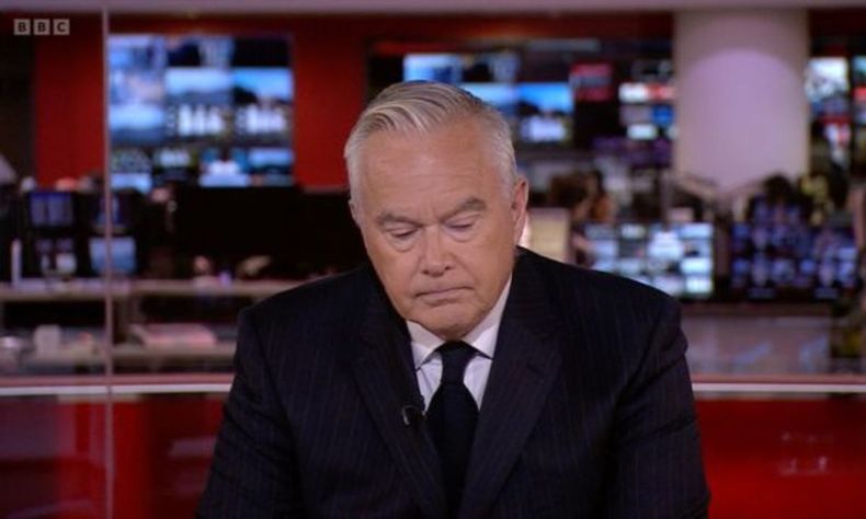 El periodista Huw Edwards fue el encargado de comunicar la noticia.