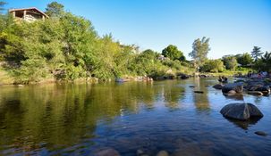 En Córdoba hay un pueblito alejado de la ciudad con ríos y cascadas para disfrutar en el verano.