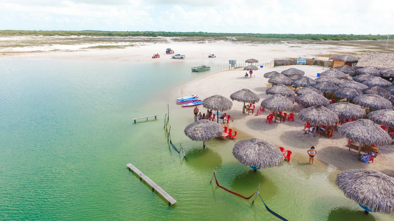 Las aguas turquesas de Lagoa do Paraíso crean un paisaje ideal para relajarse y disfrutar del entorno natural.
