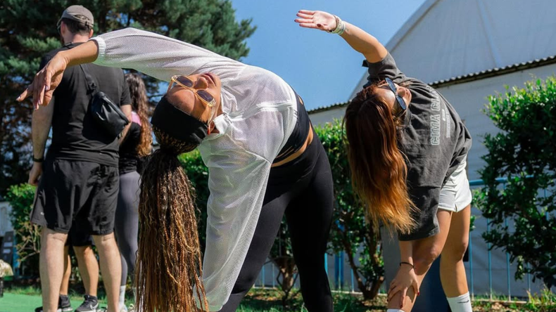 El festival wellness también cuenta con clases de stretching para elongar después de la actividad.