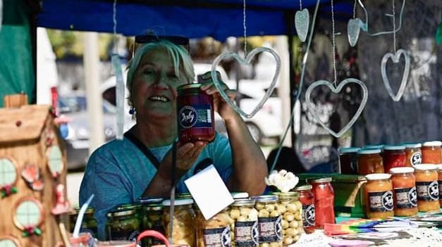 Este pueblo es conocido por su miel, conservas y otros productos regionales.