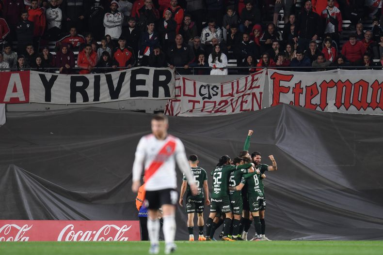 Dura derrota de River contra Sarmiento en el Monumental.