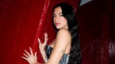 Dua Lipa se fue de Argentina y dejó un guiño para River y Boca. Dua Lipa se fue de Argentina y dejó un guiño para River y Boca.