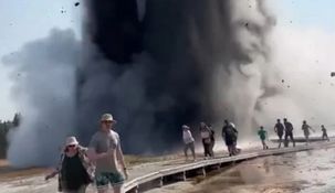 Estados Unidos: una impresionante explosión en un área termal obligó a los visitantes a huir.