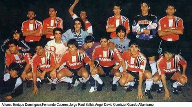 Domínguez vistiendo la camiseta de River junto a grandes figuras.