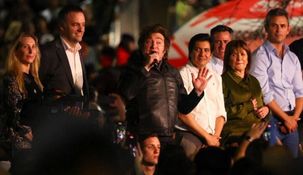 Milei junto a su hermana Karina, Manuel Adorni, el candidato Gonzalo Roca, Patricia Bullrich y Martín Menem.
